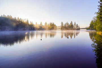 Ein See im Nebel am Morgen mit Sonnenstrahlen Fichtelsee Fichtelgebirge
