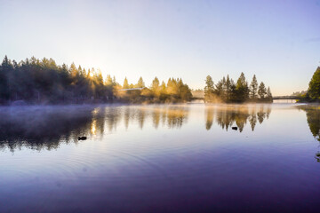 Ein See im Nebel am Morgen mit Sonnenstrahlen Fichtelsee Fichtelgebirge