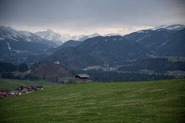 Fototapeta na wymiar Hütte im Allgäu mit Bergpanorama