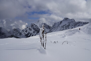 Naklejka na ściany i meble Aussicht auf die österreichischen Alpen mit Schnee im Sonnenlicht und Wolken