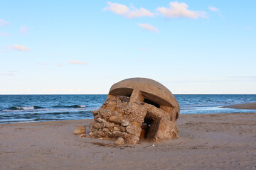 Rudere di casamatta sulla spiaggia leccese