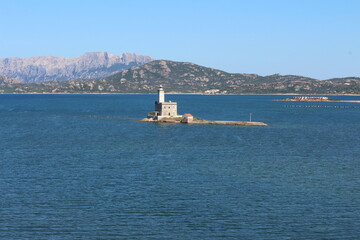 Faro in mezzo al mare