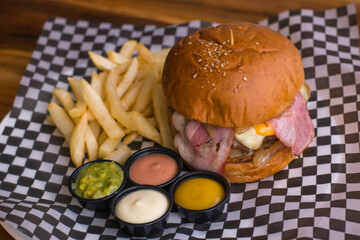 Hamburguesa de res con picanha, queso mozzarella y cheddar con tocineta,  papas a la francesa, salsas y guacamole
