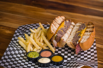 Hamburguesa de res con picanha, queso mozzarella y cheddar con tocineta,  papas a la francesa, salsas y guacamole