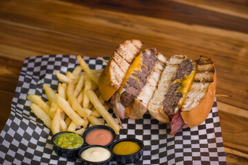 Hamburguesa de res con picanha, queso mozzarella y cheddar con tocineta,  papas a la francesa, salsas y guacamole