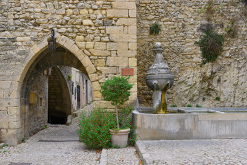 Fototapeta na wymiar Fontaine du Beffroi porte rue du Beffroi à Montbrun-les-Bains (26570), Drôme en Auvergne-Rhône-Alpes, France