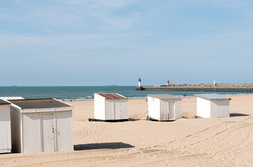Fototapeta na wymiar Cabanes de plage à Calais