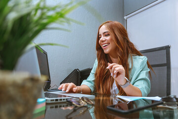 mujer joven empresaria emprendimiento trabajando en escritorio oficina sonriente feliz realizada - obrazy, fototapety, plakaty