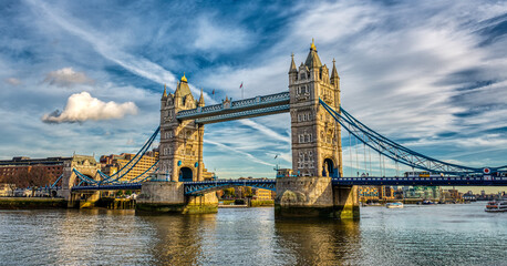 Fototapeta na wymiar The London bridge with very interesting clouds