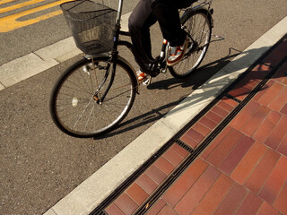 Fototapeta na wymiar 狭い歩道を走る危険な自転車