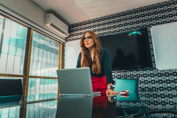 Joven mujer latina mexicana trabajando dando ordenes empresaria jefe ceo