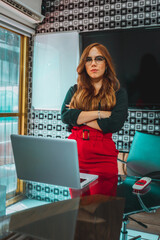 joven mujer latina mexicana seria molesta enojada en oficina
