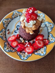 bolo fitness, goumert, morangos, cacau, banana, pasta de amendoim, delicia, saboroso, sobremesa