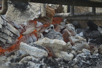 starfish on the rocks carvão em chamas na grelha ou churrasqueira
