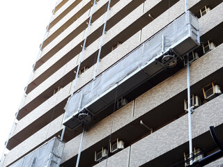マンション外壁工事現場のゴンドラ © Paylessimages