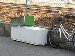 線路沿いに不法投棄された粗大ゴミ