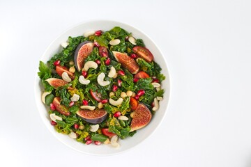 Kale salad with figs