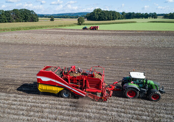 Kartoffelanbau -  Kartoffelernte mit einem modernen Kartoffelroder, Luftbild © Countrypixel