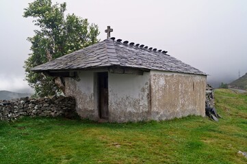 Capela na aldeia de Montefurado no Caminho de Santiago (Rota Primitiva) / Espanha