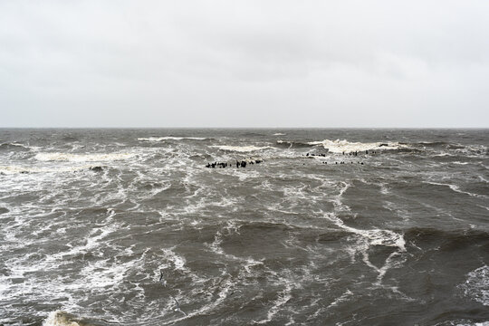 Aufgewühltes Meer mit Wellen an der Küste von Usedom