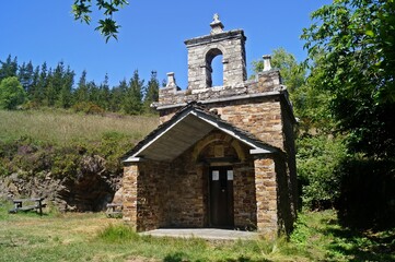 Fototapeta na wymiar Pequena capela em Fonfría no Caminho Primitivo de Santiago / Espanha