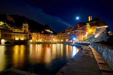 Fototapeta premium Port of Vernazza at night