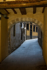 Fototapeta premium Yellow arch on a narrow street in Barcelona
