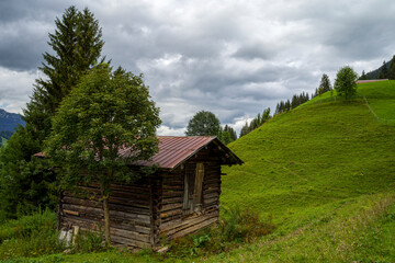 Fototapeta na wymiar alte Berghütte vor bewölktem Himmel 