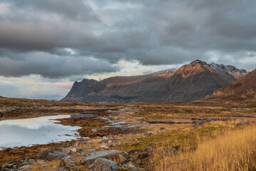 Zdjęcie wyspy Austvagsoya należącej do archipelagu Lofoty w Norwegii, Skandynawia © Dreamnordno
