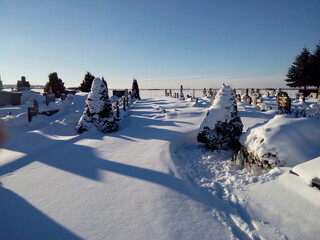 mały cmentarz w śnieżnej zimie