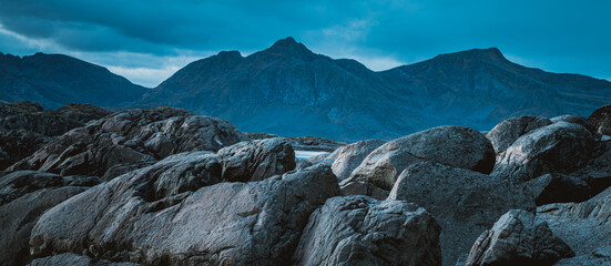 Fototapeta premium Zdjęcie wyspy Austvagsoya należącej do archipelagu Lofoty w Norwegii, Skandynawia