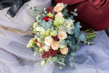 Autumn bridal bouquet: beautifully decorated wedding flower composition
