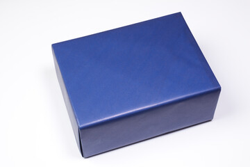 包装紙に包んだ箱