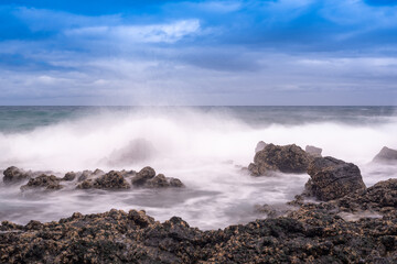 Obraz premium An Fuerteventuras Küsten fasziniert das Spiel der Brandung mit den Felsen.