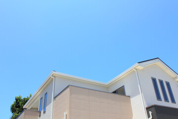 新築住宅と青空