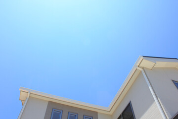 新築住宅と青空