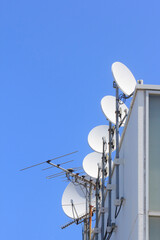 複数のパラボラアンテナと青空