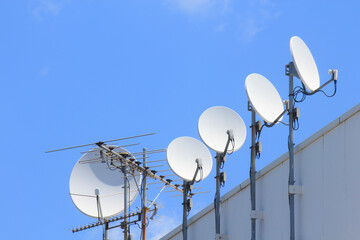 複数のパラボラアンテナと青空