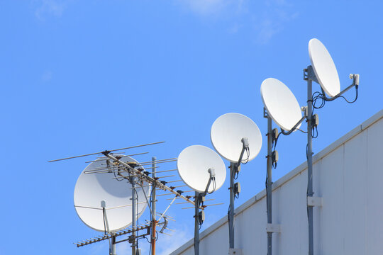 複数のパラボラアンテナと青空