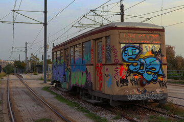 Naklejka na ściany i meble Vagón de tranvía abandonado con grafitis