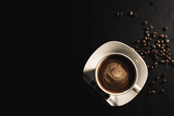 taza de café con granos de café
