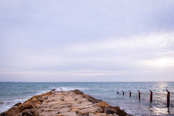 Rompeolas en la playa de Fuentebravia, en la provincia de Cádiz, Andalucía, España, 19 de...