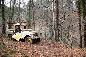 4x4 abandonado y en mal estado en medio del bosque