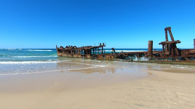 &Eacute;pave &eacute;chou&eacute;e sur les vagues d'une plage