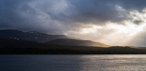 Fototapeta na wymiar Cloudy sunset over the lake