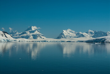 Obraz na płótnie Canvas Paraiso Bay mountains landscape, Antartic Península.