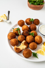 Bolitas de queso fritas brasileñas; bolinhas de queijo brasiñeñas