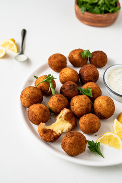 Bolitas de queso fritas brasile&ntilde;as; bolinhas de queijo brasi&ntilde;e&ntilde;as