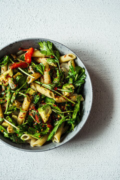 Ensalada de pasta con ar&uacute;gula y jitomates rostizados