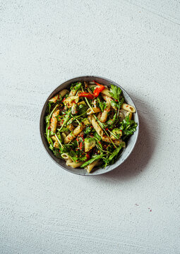Ensalada de pasta con ar&uacute;gula y jitomates rostizados